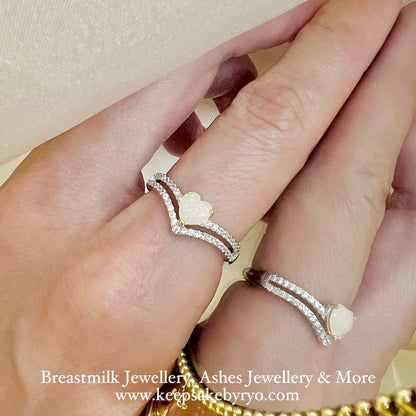 SOLITAIRE: DELIA DUOTONE DOUBLE BAND RING WITH HEART INCLUSION STONE