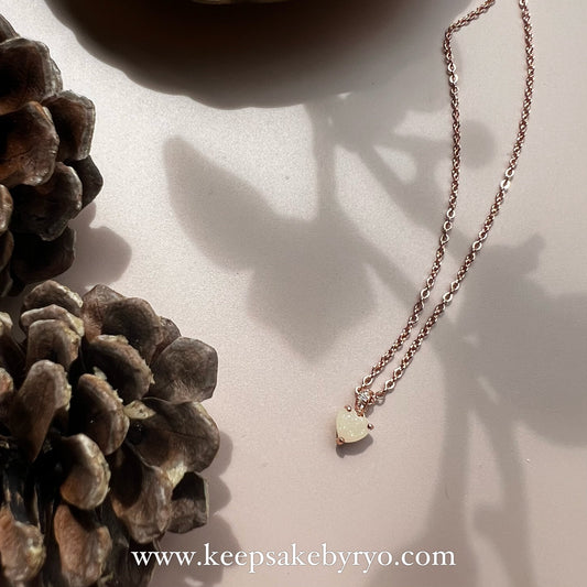 满月金 FULL MONTH GOLD & 百日金 100 DAYS GOLD: BELLE DAINTY PENDANT WITH HEART SHAPED INCLUSION STONE