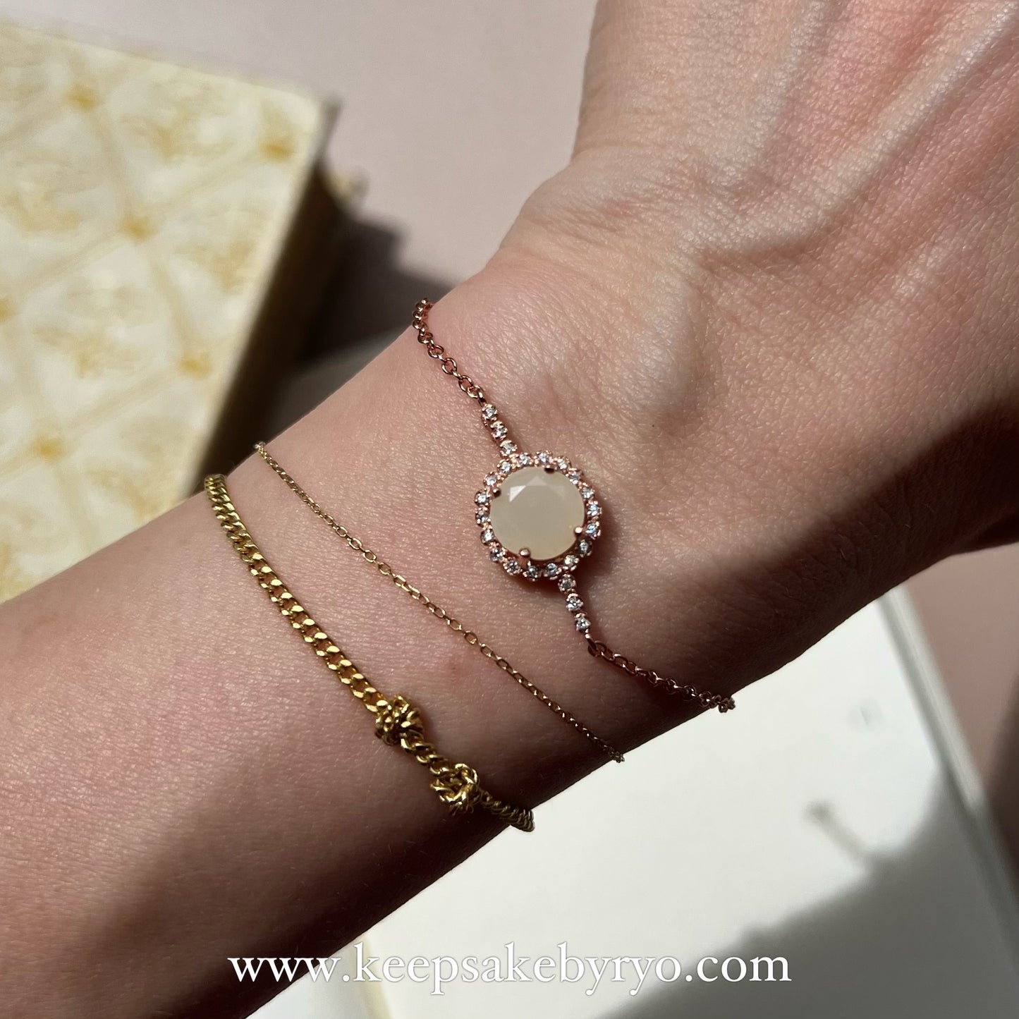 SOLITAIRE: RIVERIA BRACELET WITH ROUND SHAPED INCLUSION STONE