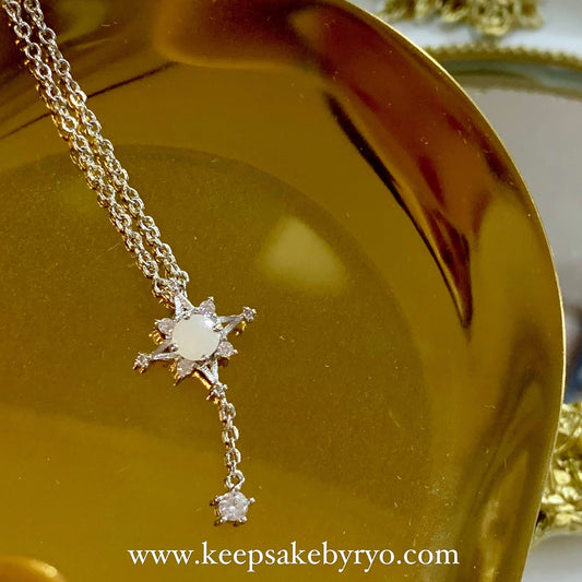 满月金 FULL MONTH GOLD & 百日金 100 DAYS GOLD: SNOWDROP NECKLACE WITH ROUND INCLUSION STONE