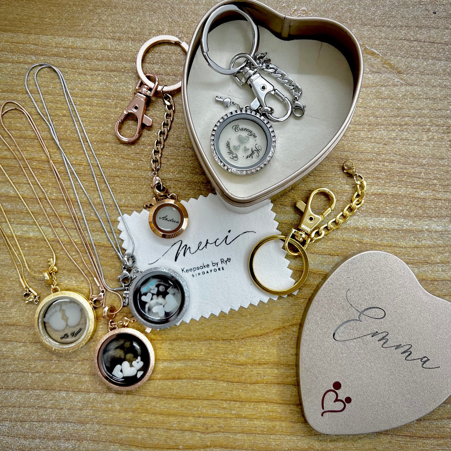 GLASS LOCKET WITH FLOATING BREASTMILK CHARMS