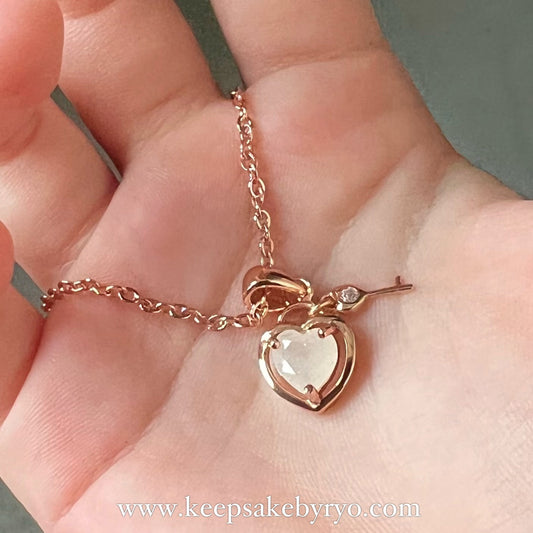 满月金 FULL MONTH GOLD & 百日金 100 DAYS GOLD: GIANA LOCK AND KEY HEART PENDANT WITH HEART SHAPED INCLUSION STONE