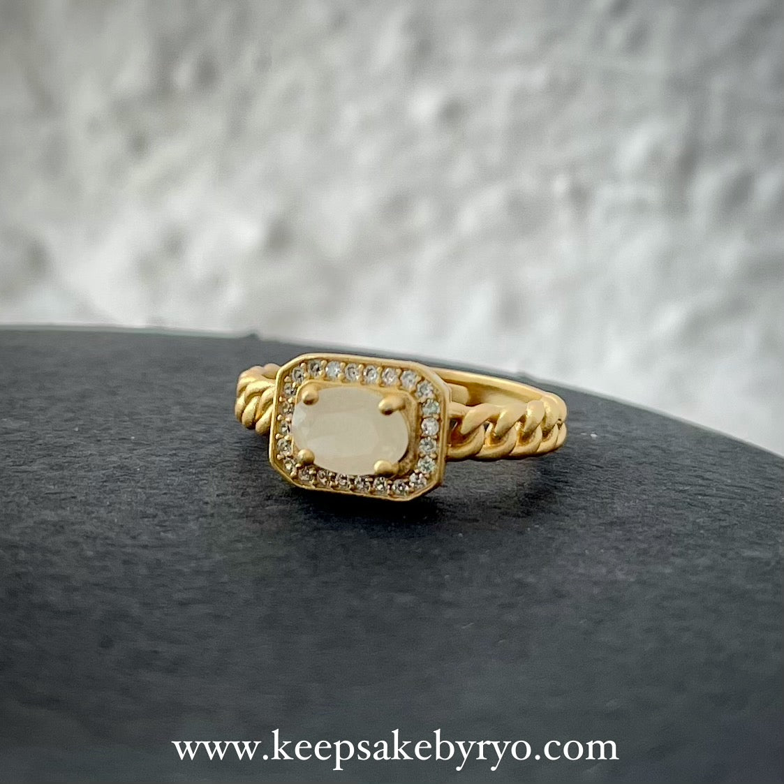 满月金 FULL MONTH GOLD & 百日金 100 DAYS GOLD: ELOISE RING WITH OVAL INCLUSION STONE