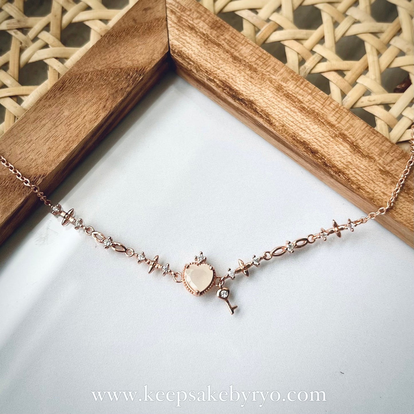 满月金 FULL MONTH GOLD & 百日金 100 DAYS GOLD: GIANA LOCK & KEY HEART BRACELET WITH HEART SHAPED INCLUSION STONE