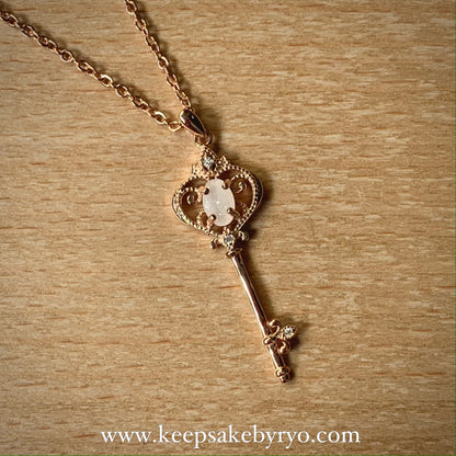 满月金 FULL MONTH GOLD & 百日金 100 DAYS GOLD: IRYSSA KEY PENDANT NECKLACE WITH OVAL INCLUSION STONE