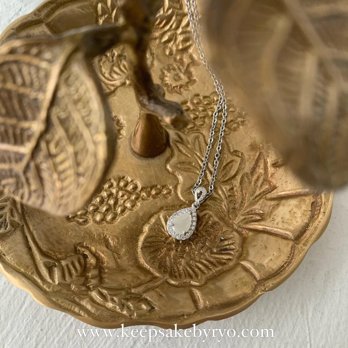 满月金 FULL MONTH GOLD & 百日金 100 DAYS GOLD: ARYA PENDANT WITH TEARDROP SHAPED INCLUSION STONE