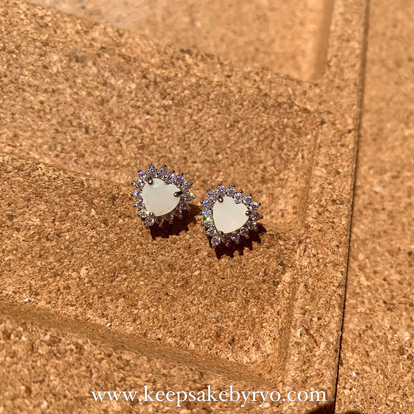 满月金 FULL MONTH GOLD & 百日金 100 DAYS GOLD: AURORA STUD EARRINGS WITH HEART SHAPED SOLITAIRE