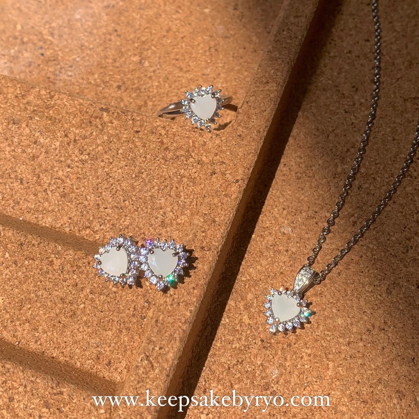 满月金 FULL MONTH GOLD & 百日金 100 DAYS GOLD: AURORA NECKLACE PENDANT WITH HEART SHAPED SOLITAIRE