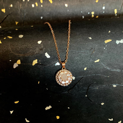 满月金 FULL MONTH GOLD & 百日金 100 DAYS GOLD: WHEEL OF FORTUNE SPINNING NECKLACE WITH ROUND INCLUSION STONE