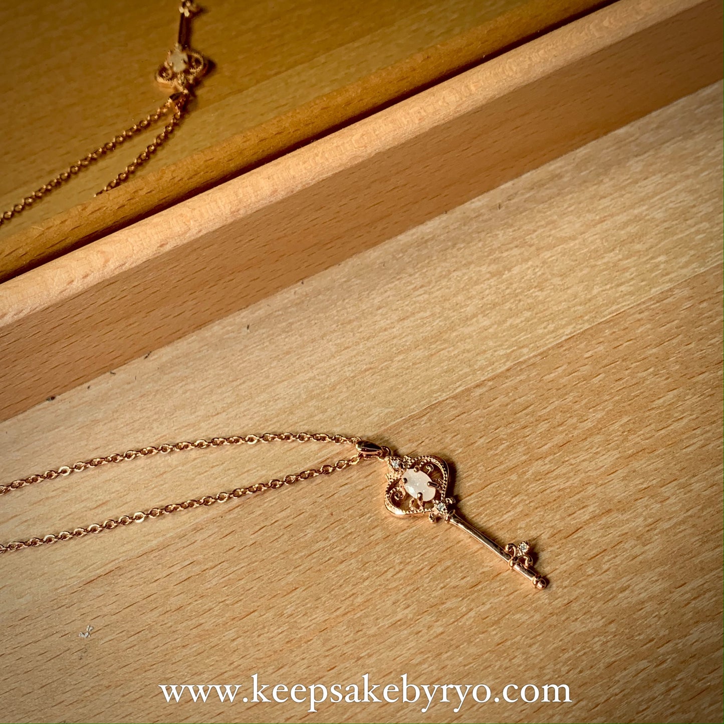 满月金 FULL MONTH GOLD & 百日金 100 DAYS GOLD: IRYSSA KEY PENDANT NECKLACE WITH OVAL INCLUSION STONE