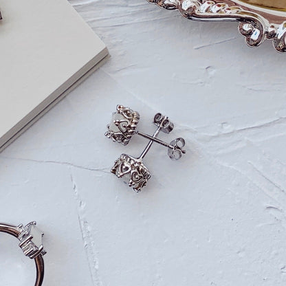 SOLITAIRE: ESTE FILIGREE HEARTS EAR STUDS WITH ROUND INCLUSION STONE