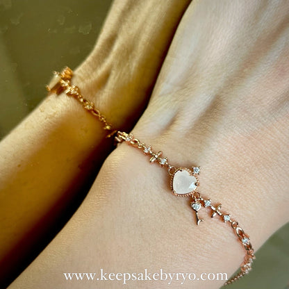 满月金 FULL MONTH GOLD & 百日金 100 DAYS GOLD: GIANA LOCK & KEY HEART BRACELET WITH HEART SHAPED INCLUSION STONE